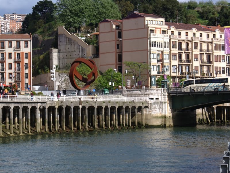 Rivier met brug en gebouwen op de achtergrond