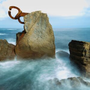 Rotsen met kunstwerk aan zee tijdens eb.
