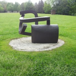 Modern kunstbeeld in een groene tuin