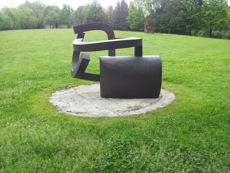 Modern kunstbeeld in een groene tuin