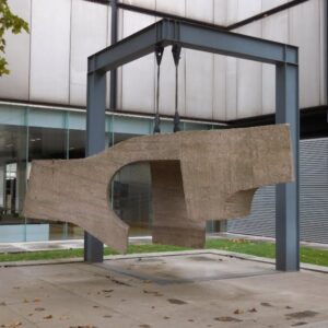 Betonnen sculptuur opgehangen in moderne buitenomgeving