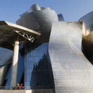 Moderne architectuur met metalen gevels in zonlicht.