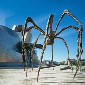 Grote metalen spinbeeld voor gebouw in de stad.