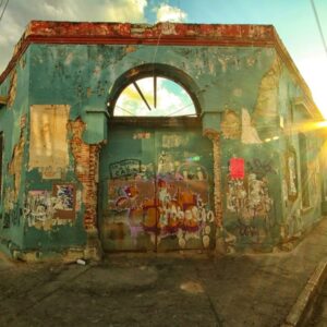 Oude, vervallen gebouw onder de avondzon
