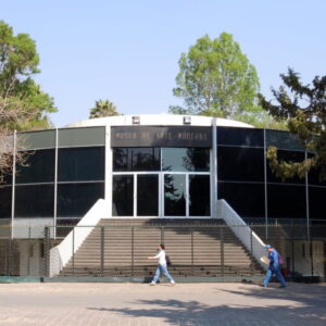 Moderne kunstmuseum ingang met bezoekers