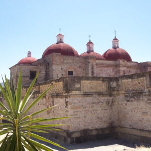 Historische kerk met rode koepels en stenen muur