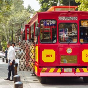 Rode toeristische tram op stadsstraat