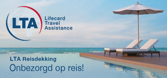 Zwembad, ligstoelen en parasol bij Lifecard Travel Assistance.
