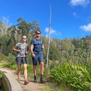 Twee mensen wandelen op een groene natuurroute.