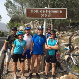 Groep fietsers bij Coll de Femenia bord, Spanje.