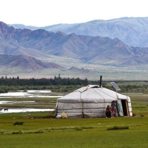 Traditionele Mongoolse yurt in bergachtig landschap