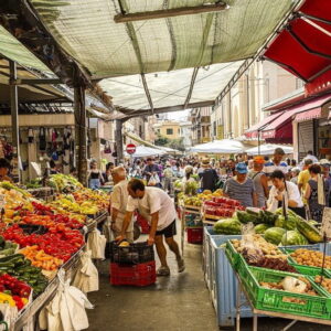 Drukke markt met verse groenten en fruit.
