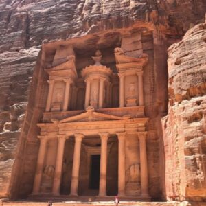 Petra, uitgehouwen in zandstenen rotsen, Jordanië.