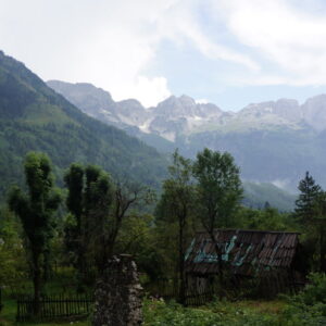 Oude hut en bergen in groene vallei