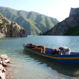 Boot op meer omringd door bergen