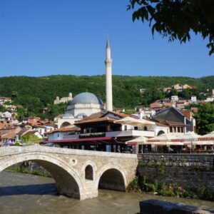 Historische brug en moskee in schilderachtig stadje