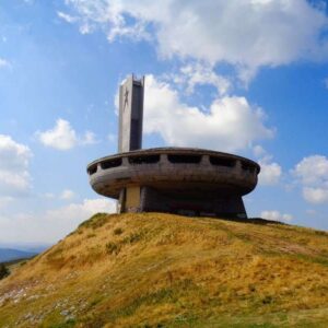 Buzludzha-monument op heuveltop bij zonnige hemel