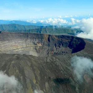 Luchtfoto van vulkaankrater met wolken erboven