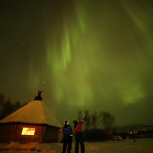 Noorderlicht boven huis in de nacht