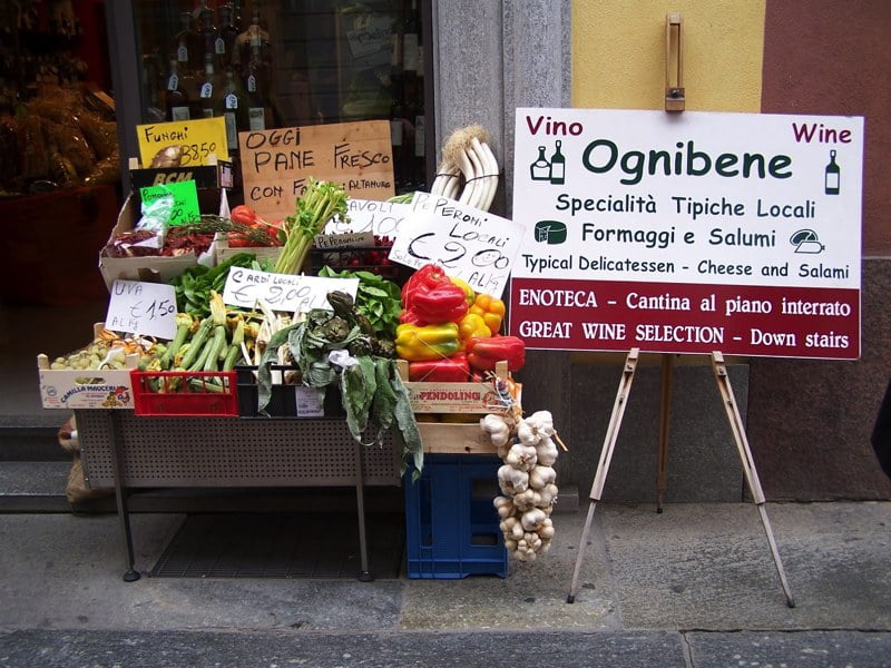Italiaanse groentekraam met kaas en wijnbord