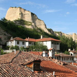 Rustieke huizen in bergachtig landschap