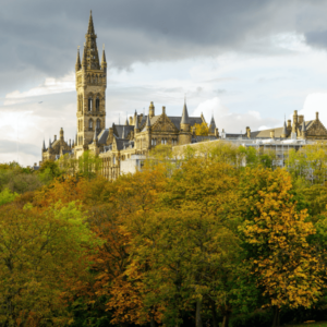 Hogeschoolcampus met torens en herfstige bomen