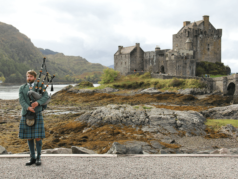 Doedelzakspeler bij Eilean Donan Castle, Schotland