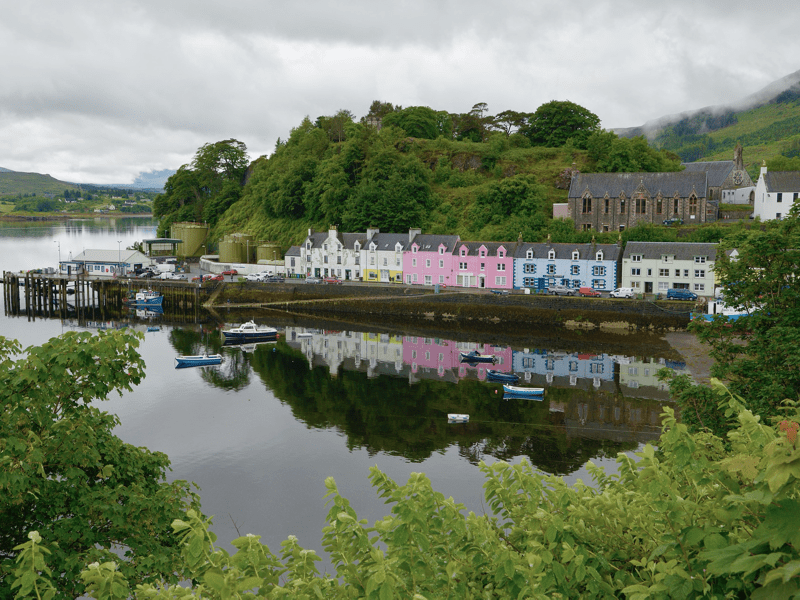 Kleurrijke huizen aan een stille haven
