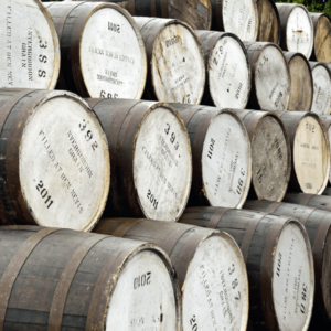 Houten vaten gestapeld in een magazijn