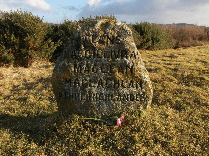 Gedenksteen voor Schotse clans in landelijke omgeving.