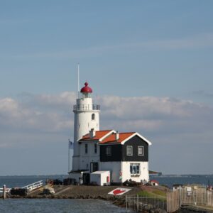 Vuurtoren op eiland met rode dakken.