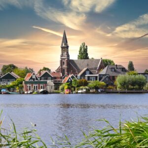 Idyllisch dorp aan de rivier bij zonsondergang.