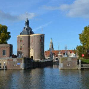 Historische toren aan het water in Enkhuizen.