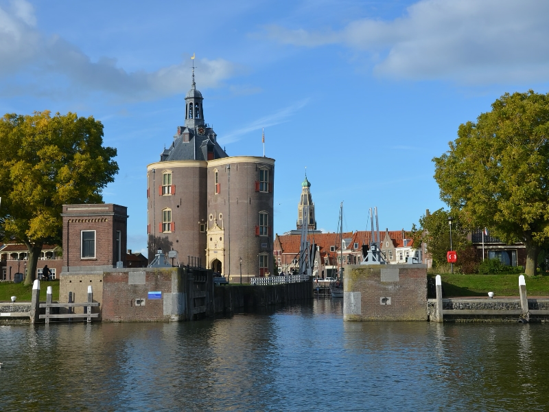 Historische toren aan het water in Enkhuizen.