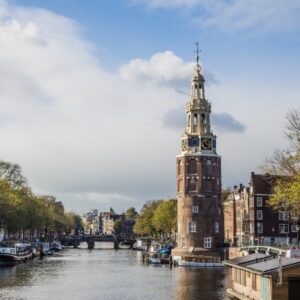 Historische toren langs een Amsterdamse gracht.