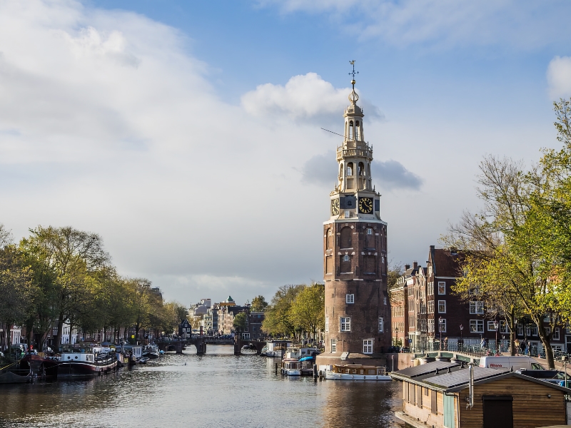 Historische toren langs een Amsterdamse gracht.