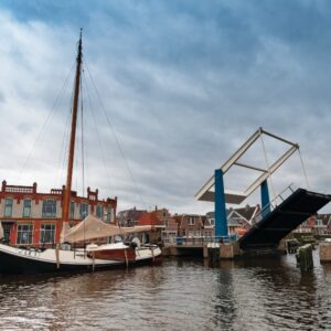 Boot bij opgehaalde brug in Nederlandse stad