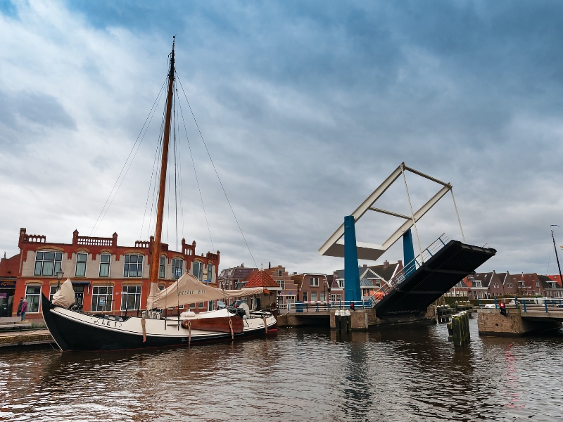 Boot bij opgehaalde brug in Nederlandse stad
