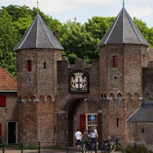 Historische stadspoort met fietsers in Nederland