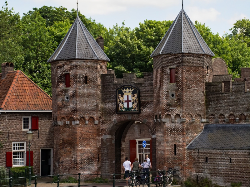 Historische stadspoort met fietsers in Nederland