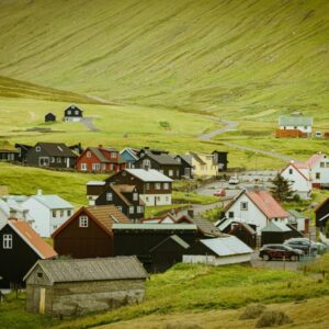 Kleurrijke huisjes in groene heuvels
