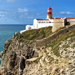 Vuurtoren op klif bij de kustlijn