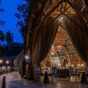 Gezellig restaurant met bamboe interieur in de avond.