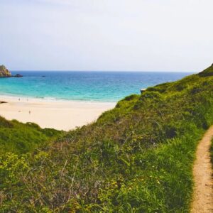 Strandpad naar blauwe zee en witte zandduinen
