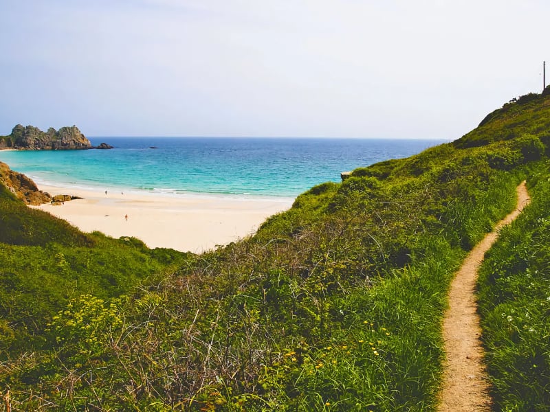 Strandpad naar blauwe zee en witte zandduinen