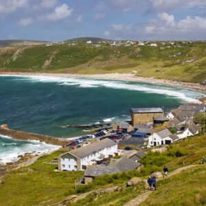 Kustplaats met heuvels en blauwe zee in Cornwall.