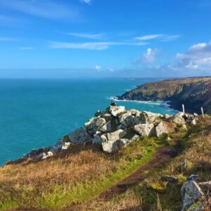 Panoramisch uitzicht op kliffen en oceaan
