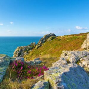 Rotsen en zee met blauwe lucht