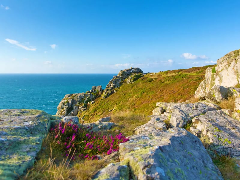 Rotsen en zee met blauwe lucht
