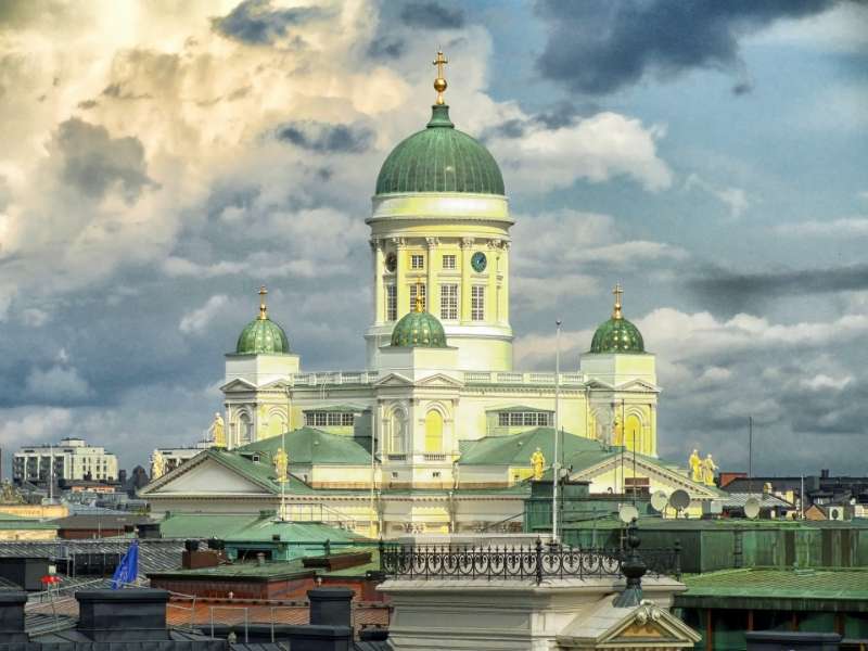 Helsinki kathedraal met wolkenlucht op achtergrond.